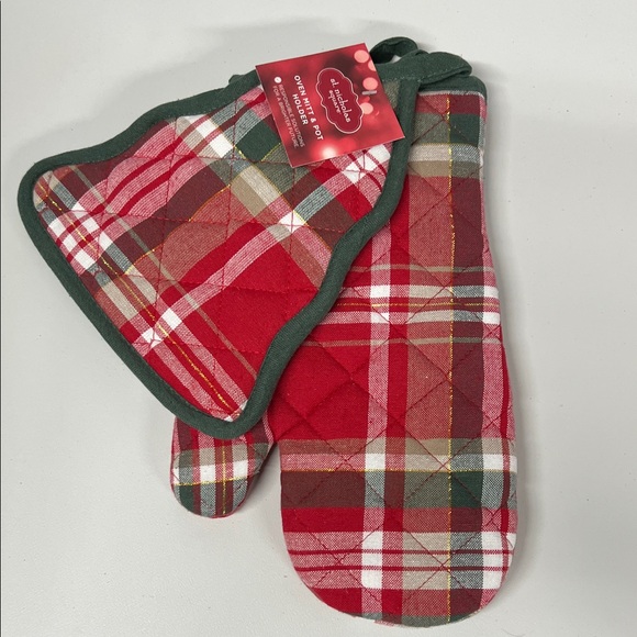Other - Red Plaid Oven Mitt & Pot Holder Set